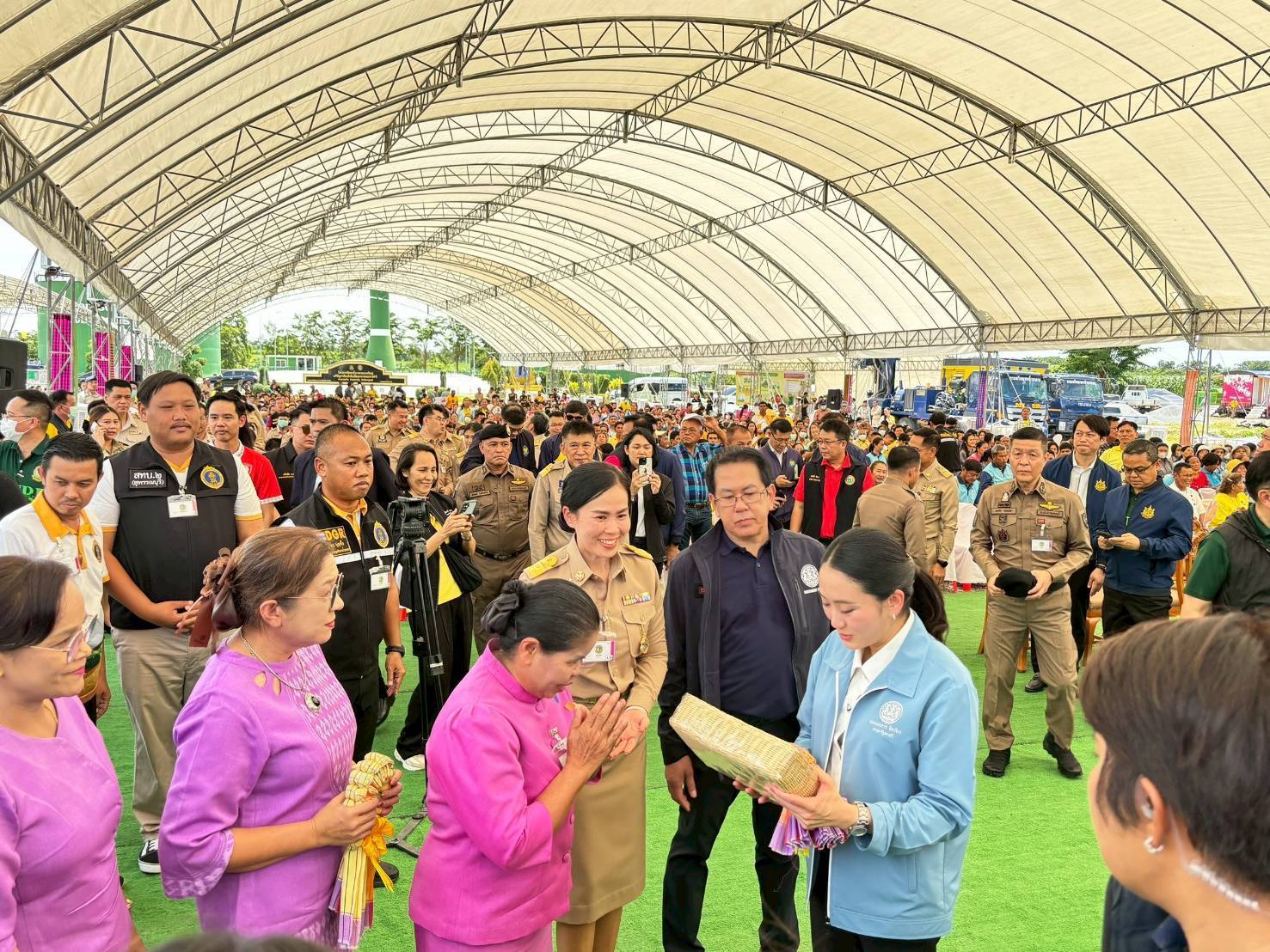 พช. กาญจนบุรี ร่วมต้อนรับนายกรัฐมนตรี พร้อมนำผลิตภัณฑ์ OTOP ร่วมจัดแสดงนิทรรศการในการลงพื้นที่ตรวจราชการ โครงการน้ำบาดาลขนาดใหญ่ แก้ไขปัญหาภัยแล้ง ตามแนวพระราชดำริ