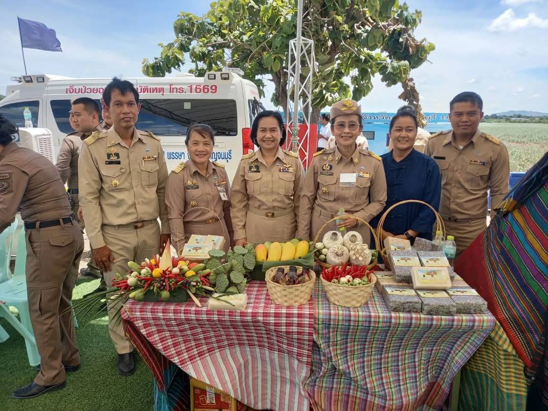 พช. กาญจนบุรี ร่วมต้อนรับนายกรัฐมนตรี พร้อมนำผลิตภัณฑ์ OTOP ร่วมจัดแสดงนิทรรศการในการลงพื้นที่ตรวจราชการ โครงการน้ำบาดาลขนาดใหญ่ แก้ไขปัญหาภัยแล้ง ตามแนวพระราชดำริ