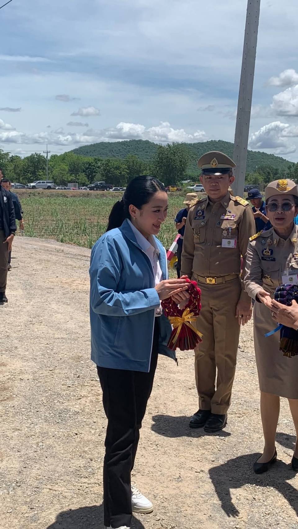 พช. กาญจนบุรี ร่วมต้อนรับนายกรัฐมนตรี พร้อมนำผลิตภัณฑ์ OTOP ร่วมจัดแสดงนิทรรศการในการลงพื้นที่ตรวจราชการ โครงการน้ำบาดาลขนาดใหญ่ แก้ไขปัญหาภัยแล้ง ตามแนวพระราชดำริ