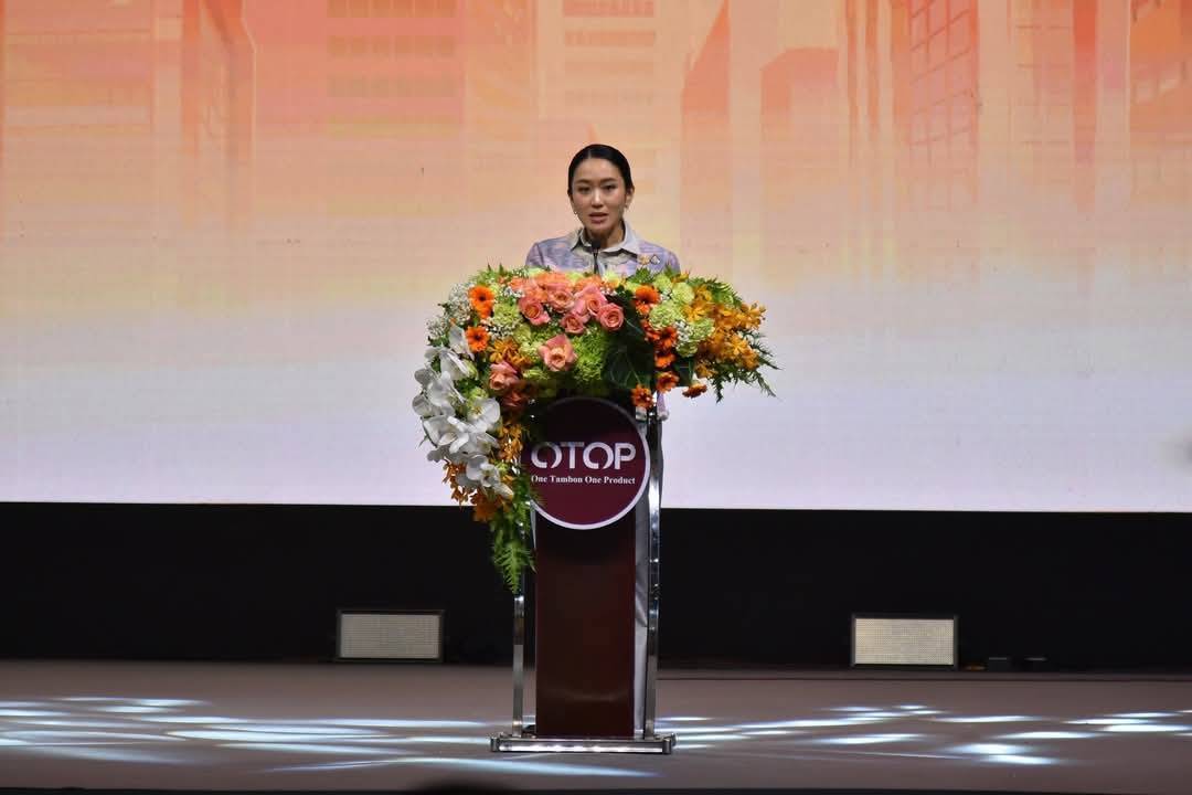 รองผู้ว่าราชการจังหวัดกาญจนบุรี ร่วมพิธีเปิดงานและเยี่ยมชมให้กำลังใจผู้ประกอบการของจังหวัดกาญจนบุรี ในงาน OTOP MIDYEAR 2025 ยอดจำหน่ายสินค้า OTOP กาญจน์ 3 วัน กว่า 2 ล้านบาท
