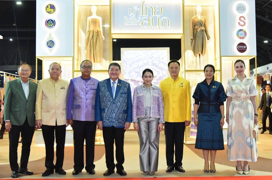 รองผู้ว่าราชการจังหวัดกาญจนบุรี ร่วมพิธีเปิดงานและเยี่ยมชมให้กำลังใจผู้ประกอบการของจังหวัดกาญจนบุรี ในงาน OTOP MIDYEAR 2025 ยอดจำหน่ายสินค้า OTOP กาญจน์ 3 วัน กว่า 2 ล้านบาท