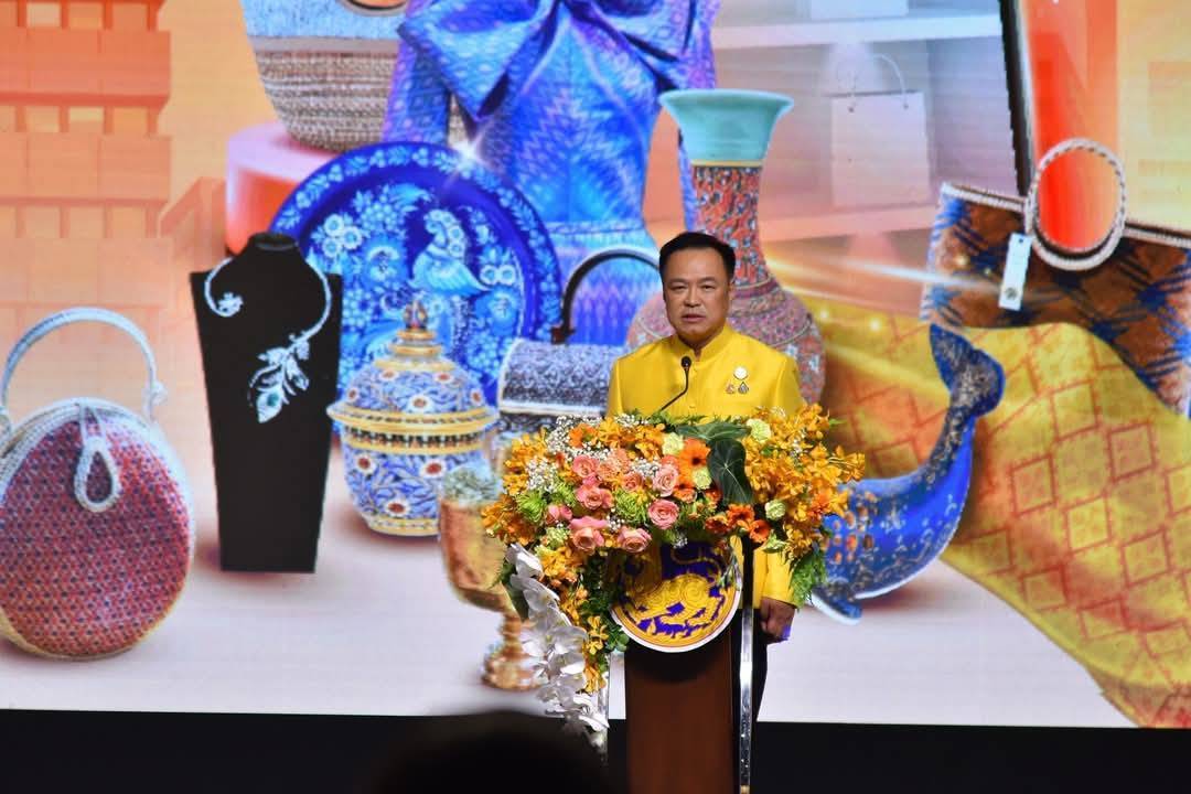 รองผู้ว่าราชการจังหวัดกาญจนบุรี ร่วมพิธีเปิดงานและเยี่ยมชมให้กำลังใจผู้ประกอบการของจังหวัดกาญจนบุรี ในงาน OTOP MIDYEAR 2025 ยอดจำหน่ายสินค้า OTOP กาญจน์ 3 วัน กว่า 2 ล้านบาท