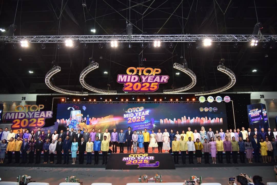 รองผู้ว่าราชการจังหวัดกาญจนบุรี ร่วมพิธีเปิดงานและเยี่ยมชมให้กำลังใจผู้ประกอบการของจังหวัดกาญจนบุรี ในงาน OTOP MIDYEAR 2025 ยอดจำหน่ายสินค้า OTOP กาญจน์ 3 วัน กว่า 2 ล้านบาท
