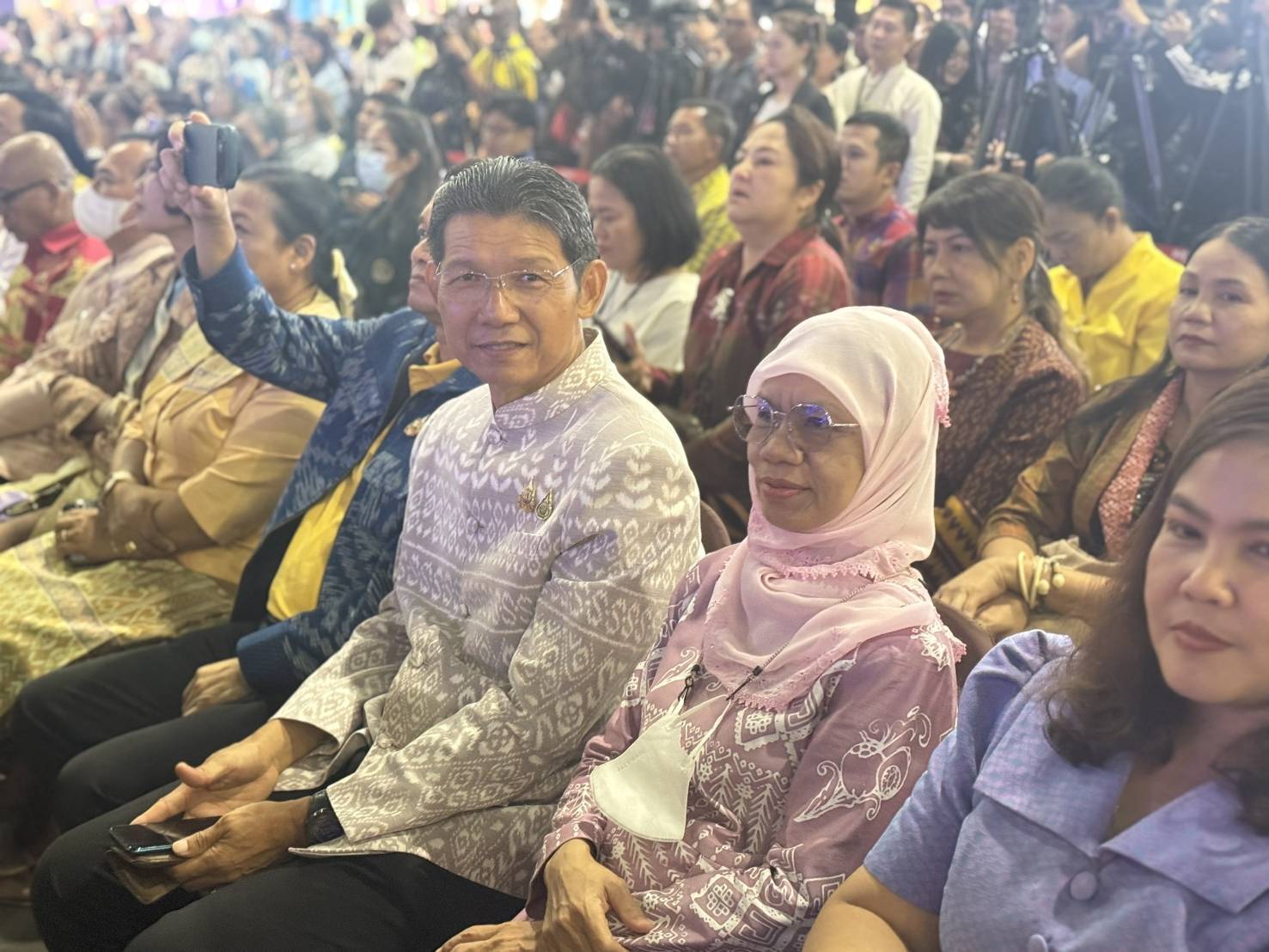 รองผู้ว่าราชการจังหวัดกาญจนบุรี ร่วมพิธีเปิดงานและเยี่ยมชมให้กำลังใจผู้ประกอบการของจังหวัดกาญจนบุรี ในงาน OTOP MIDYEAR 2025 ยอดจำหน่ายสินค้า OTOP กาญจน์ 3 วัน กว่า 2 ล้านบาท