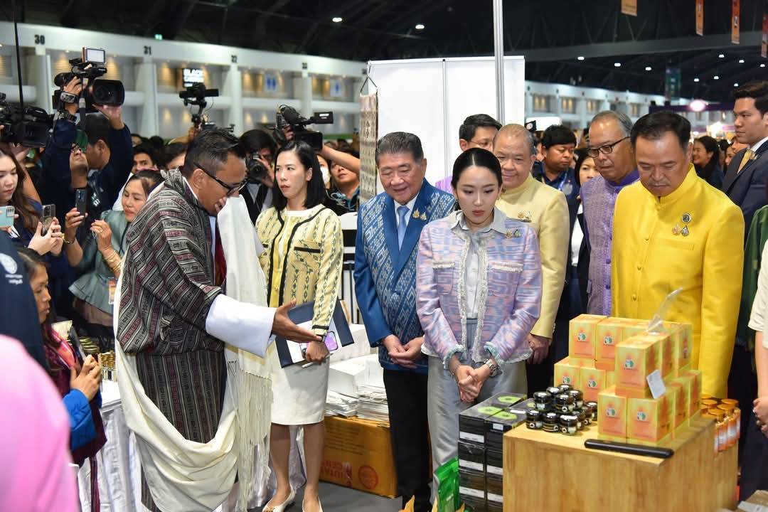 รองผู้ว่าราชการจังหวัดกาญจนบุรี ร่วมพิธีเปิดงานและเยี่ยมชมให้กำลังใจผู้ประกอบการของจังหวัดกาญจนบุรี ในงาน OTOP MIDYEAR 2025 ยอดจำหน่ายสินค้า OTOP กาญจน์ 3 วัน กว่า 2 ล้านบาท