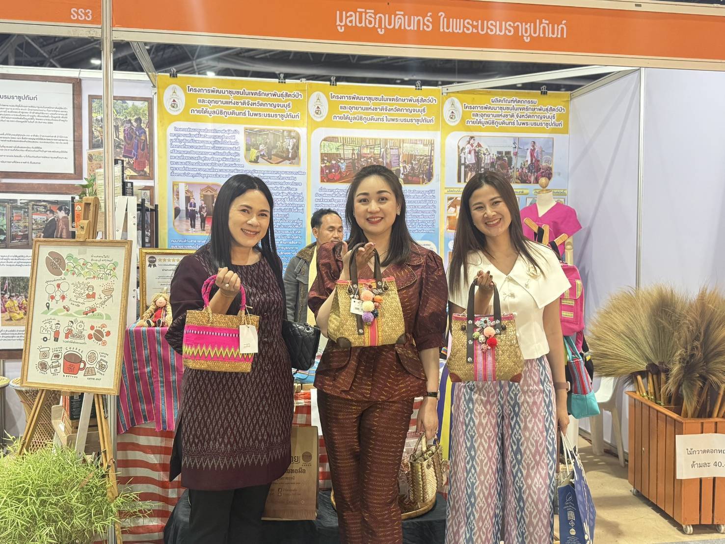 รองผู้ว่าราชการจังหวัดกาญจนบุรี ร่วมพิธีเปิดงานและเยี่ยมชมให้กำลังใจผู้ประกอบการของจังหวัดกาญจนบุรี ในงาน OTOP MIDYEAR 2025 ยอดจำหน่ายสินค้า OTOP กาญจน์ 3 วัน กว่า 2 ล้านบาท