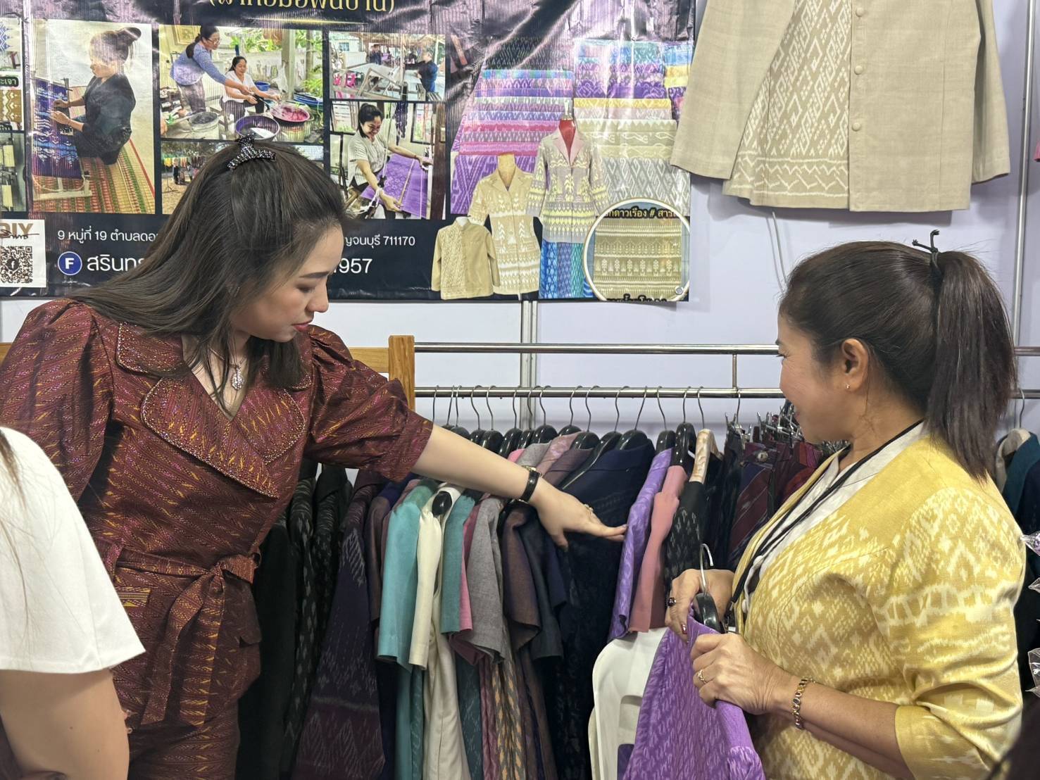 รองผู้ว่าราชการจังหวัดกาญจนบุรี ร่วมพิธีเปิดงานและเยี่ยมชมให้กำลังใจผู้ประกอบการของจังหวัดกาญจนบุรี ในงาน OTOP MIDYEAR 2025 ยอดจำหน่ายสินค้า OTOP กาญจน์ 3 วัน กว่า 2 ล้านบาท