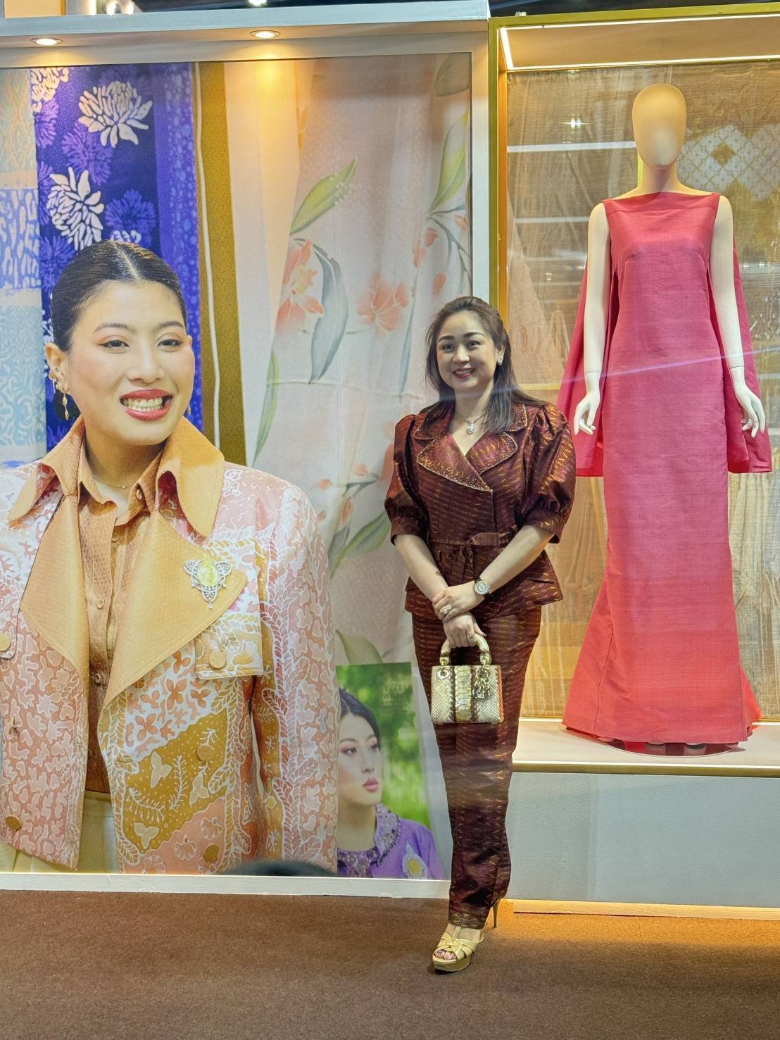 รองผู้ว่าราชการจังหวัดกาญจนบุรี ร่วมพิธีเปิดงานและเยี่ยมชมให้กำลังใจผู้ประกอบการของจังหวัดกาญจนบุรี ในงาน OTOP MIDYEAR 2025 ยอดจำหน่ายสินค้า OTOP กาญจน์ 3 วัน กว่า 2 ล้านบาท