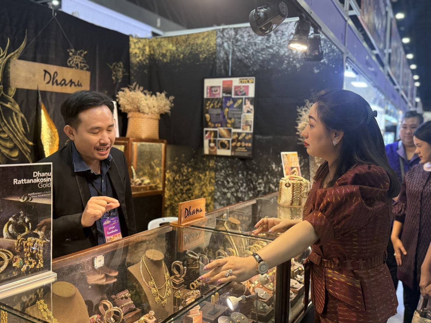 รองผู้ว่าราชการจังหวัดกาญจนบุรี ร่วมพิธีเปิดงานและเยี่ยมชมให้กำลังใจผู้ประกอบการของจังหวัดกาญจนบุรี ในงาน OTOP MIDYEAR 2025 ยอดจำหน่ายสินค้า OTOP กาญจน์ 3 วัน กว่า 2 ล้านบาท
