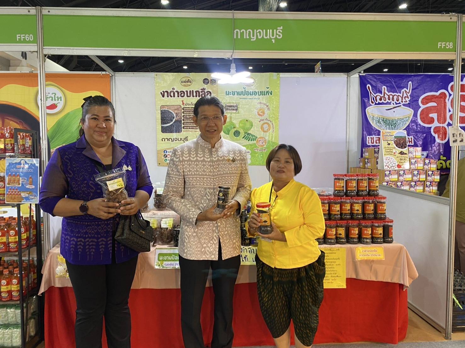 รองผู้ว่าราชการจังหวัดกาญจนบุรี ร่วมพิธีเปิดงานและเยี่ยมชมให้กำลังใจผู้ประกอบการของจังหวัดกาญจนบุรี ในงาน OTOP MIDYEAR 2025 ยอดจำหน่ายสินค้า OTOP กาญจน์ 3 วัน กว่า 2 ล้านบาท