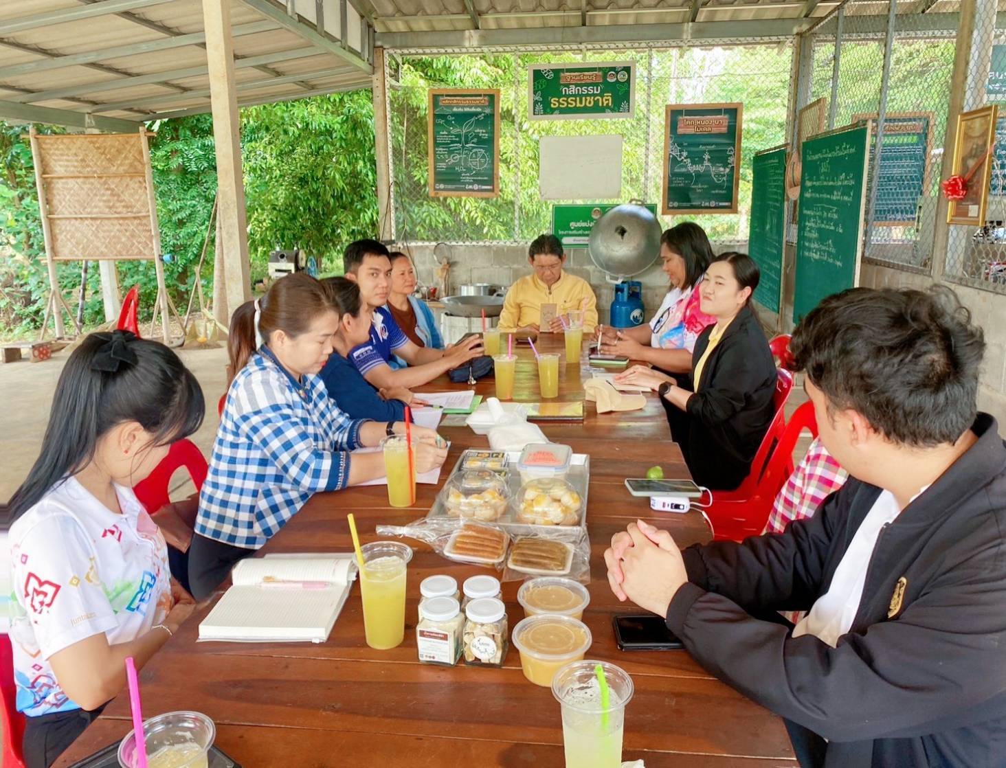 “พช.กาญจนบุรี ลงพื้นที่ร่วมถอดบทเรียนศูนย์เรียนรู้การพัฒนาคุณภาพชีวิตตามหลักทฤษฎีใหม่ ประยุกต์สู่ ”โคก หนอง นา“ ตำบลท่ากระดาน อำเภอศรีสวัสดิ์