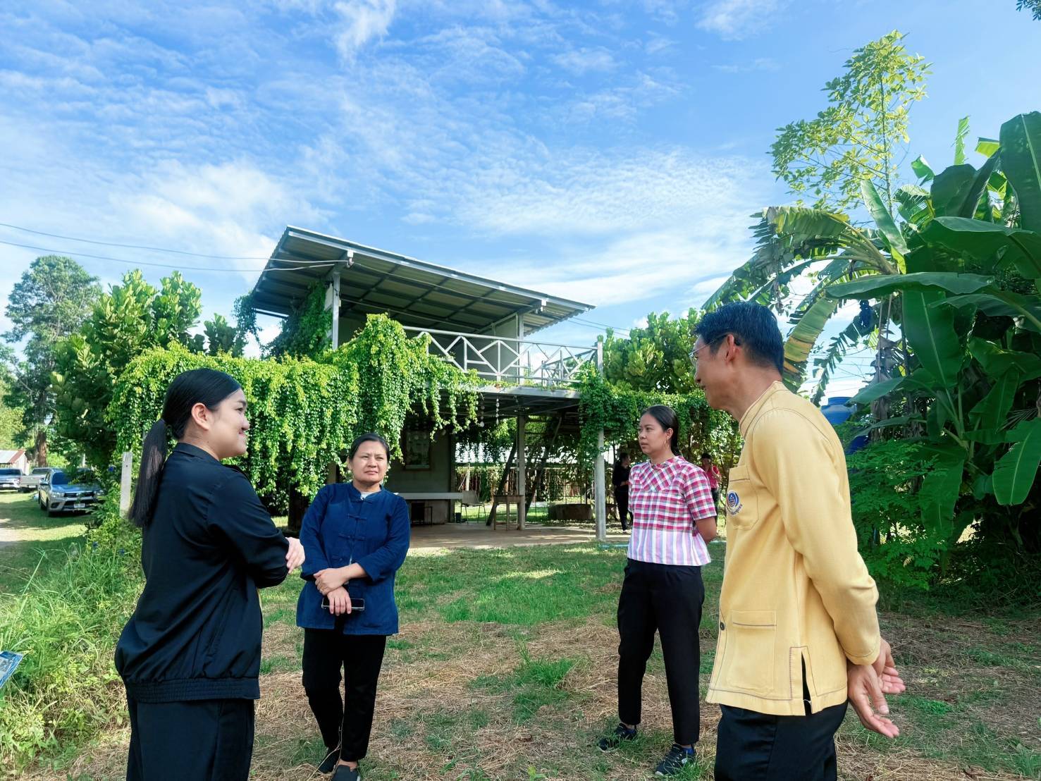 “พช.กาญจนบุรี ลงพื้นที่ร่วมถอดบทเรียนศูนย์เรียนรู้การพัฒนาคุณภาพชีวิตตามหลักทฤษฎีใหม่ ประยุกต์สู่ ”โคก หนอง นา“ ตำบลท่ากระดาน อำเภอศรีสวัสดิ์
