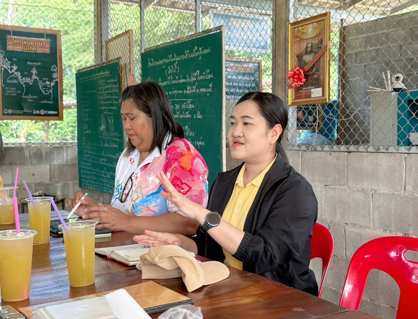 “พช.กาญจนบุรี ลงพื้นที่ร่วมถอดบทเรียนศูนย์เรียนรู้การพัฒนาคุณภาพชีวิตตามหลักทฤษฎีใหม่ ประยุกต์สู่ ”โคก หนอง นา“ ตำบลท่ากระดาน อำเภอศรีสวัสดิ์