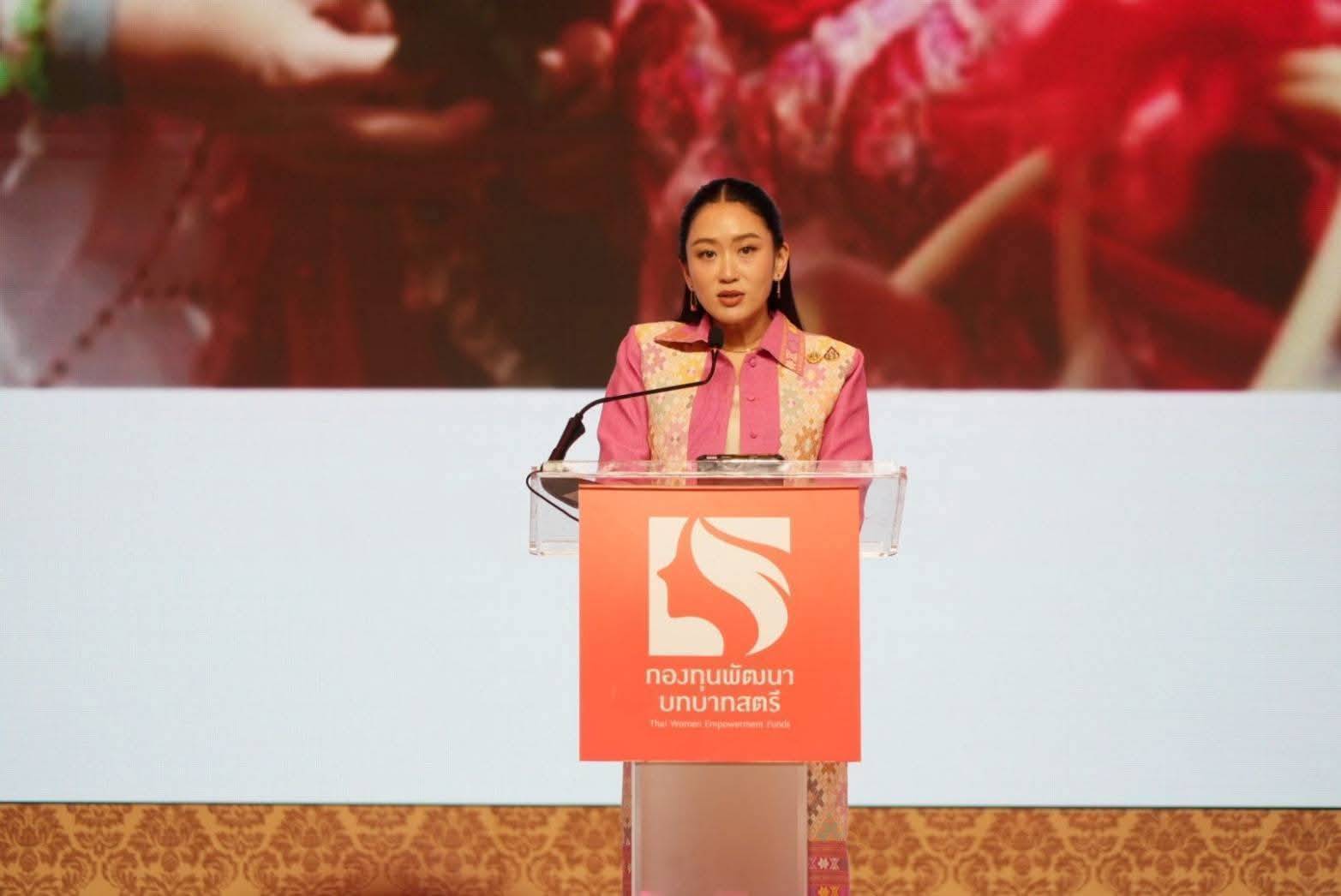 รองผู้ว่าราชการจังหวัดกาญจนบุรี นำทีมคณะอนุกรรมการบริหารกองทุนพัฒนาบทบาทสตรีจังหวัดกาญจนบุรีร่วมงาน “พลังสตรีเพื่อการพัฒนา เสริมสร้างโอกาส สร้างอนาคต”
