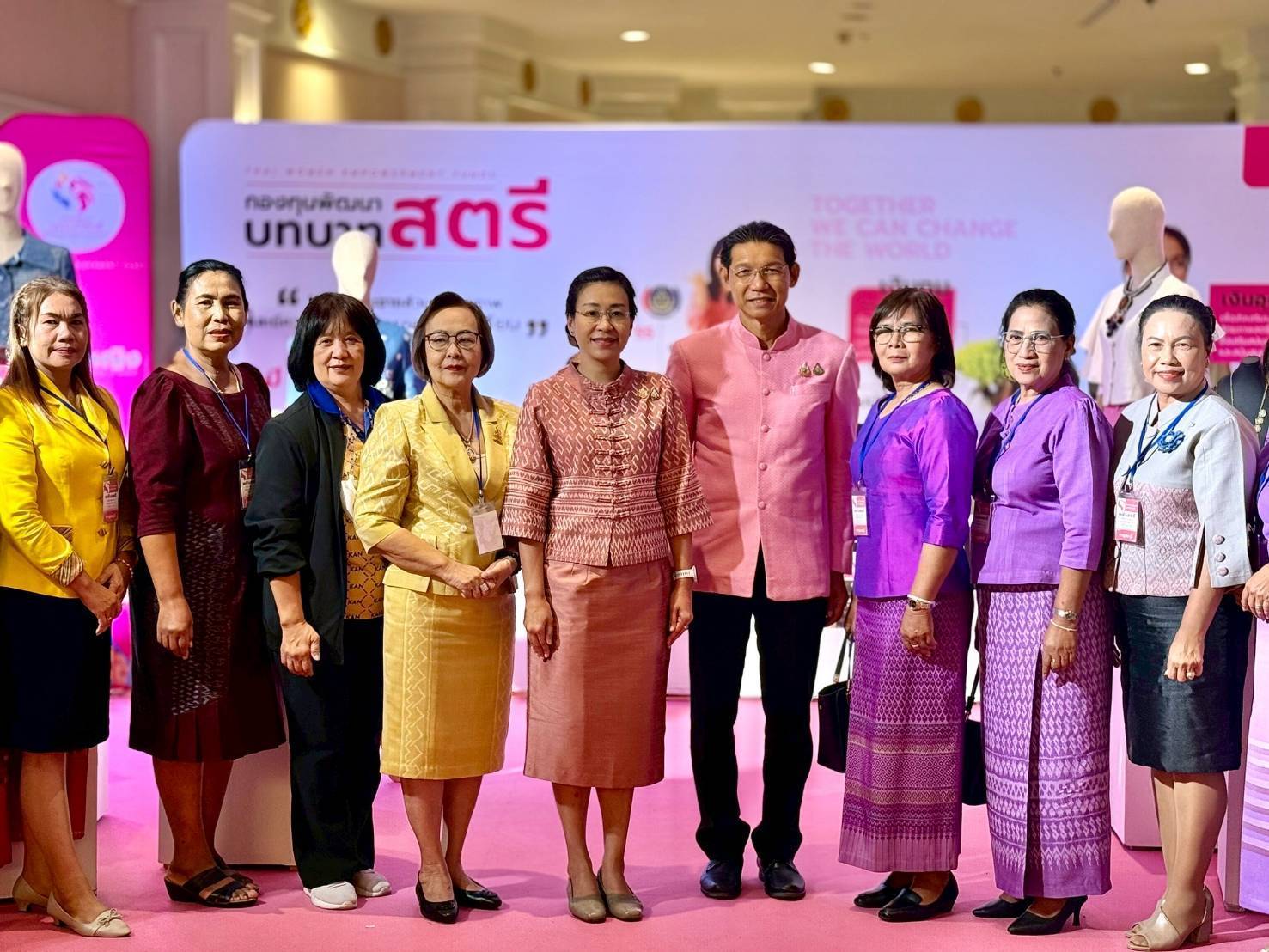 รองผู้ว่าราชการจังหวัดกาญจนบุรี นำทีมคณะอนุกรรมการบริหารกองทุนพัฒนาบทบาทสตรีจังหวัดกาญจนบุรีร่วมงาน “พลังสตรีเพื่อการพัฒนา เสริมสร้างโอกาส สร้างอนาคต”