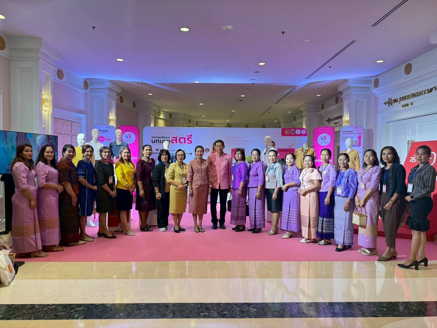 รองผู้ว่าราชการจังหวัดกาญจนบุรี นำทีมคณะอนุกรรมการบริหารกองทุนพัฒนาบทบาทสตรีจังหวัดกาญจนบุรีร่วมงาน “พลังสตรีเพื่อการพัฒนา เสริมสร้างโอกาส สร้างอนาคต”