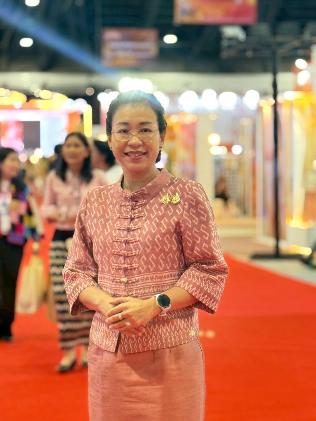 รองผู้ว่าราชการจังหวัดกาญจนบุรี นำทีมคณะอนุกรรมการบริหารกองทุนพัฒนาบทบาทสตรีจังหวัดกาญจนบุรีร่วมงาน “พลังสตรีเพื่อการพัฒนา เสริมสร้างโอกาส สร้างอนาคต”