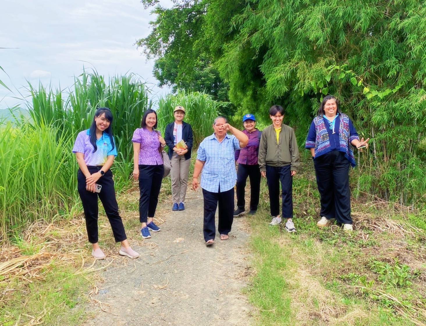 พช.กาญจนบุรี ลงพื้นที่ร่วมถอดบทเรียนศูนย์เรียนรู้การพัฒนาคุณภาพชีวิตตามหลักทฤษฎีใหม่ ประยุกต์สู่  “โคก หนอง นา” ตำบลสมเด็จเจริญ อำเภอหนองปรือ