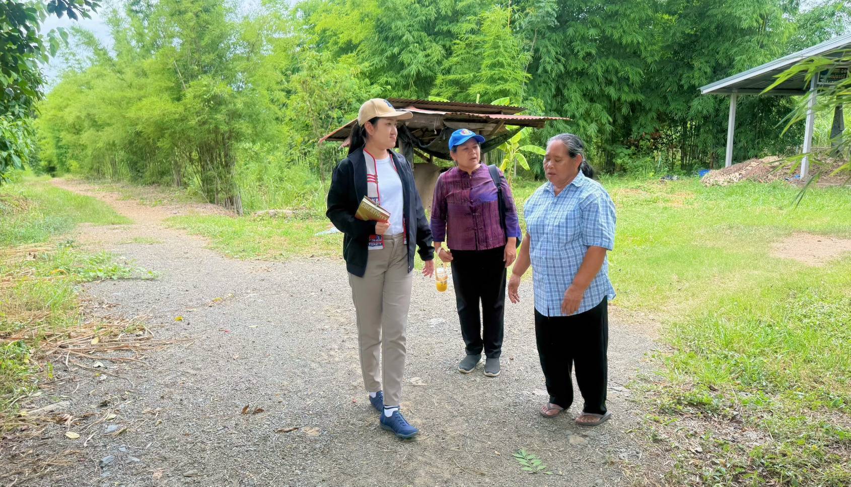 พช.กาญจนบุรี ลงพื้นที่ร่วมถอดบทเรียนศูนย์เรียนรู้การพัฒนาคุณภาพชีวิตตามหลักทฤษฎีใหม่ ประยุกต์สู่  “โคก หนอง นา” ตำบลสมเด็จเจริญ อำเภอหนองปรือ
