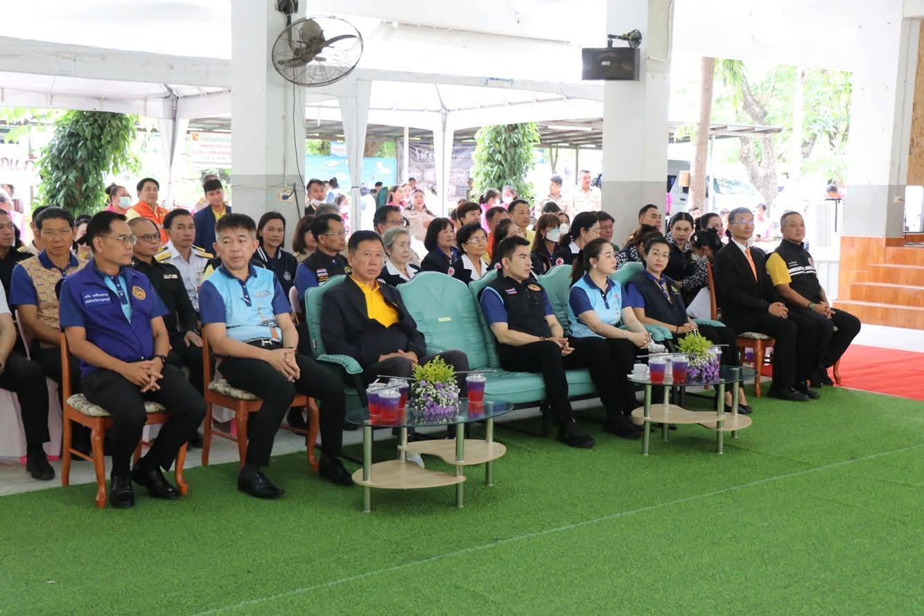 พช.กาญจนบุรี มอบทุนช่วยเหลือเด็กด้อยโอกาส 12 ราย ในโครงการจังหวัดเคลื่อนที่ “บำบัดทุกข์ บำรุงสุข สร้างรอยยิ้มให้ประชาชน” ครั้งที่ 6 ประจำปีงบประมาณ 2568 ในพื้นที่อำเภอบ่อพลอย พร้อมนำเครือข่ายพช.ร่วมออกร้านจำหน่ายสินค้า