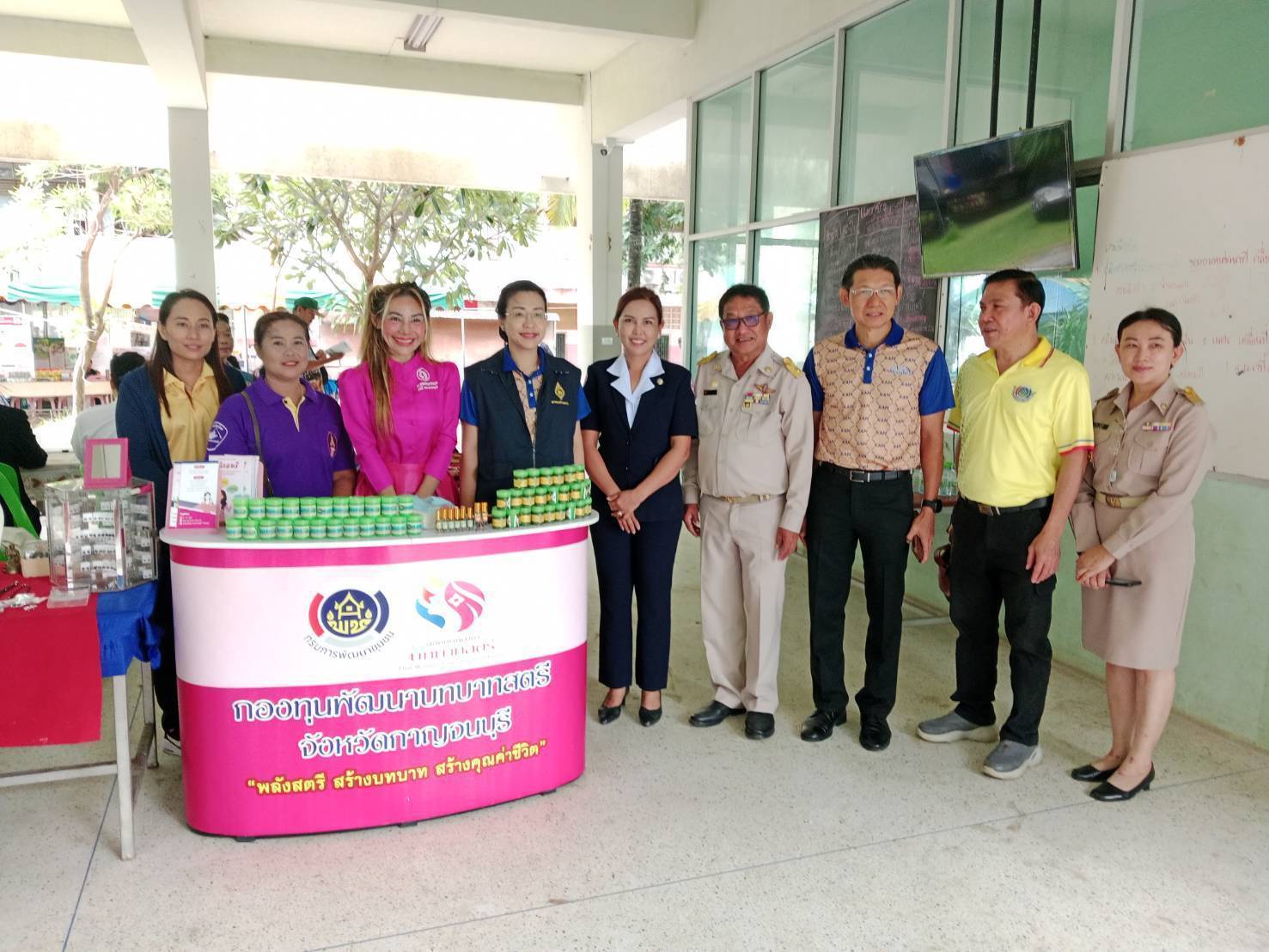 พช.กาญจนบุรี มอบทุนช่วยเหลือเด็กด้อยโอกาส 12 ราย ในโครงการจังหวัดเคลื่อนที่ “บำบัดทุกข์ บำรุงสุข สร้างรอยยิ้มให้ประชาชน” ครั้งที่ 6 ประจำปีงบประมาณ 2568 ในพื้นที่อำเภอบ่อพลอย พร้อมนำเครือข่ายพช.ร่วมออกร้านจำหน่ายสินค้า
