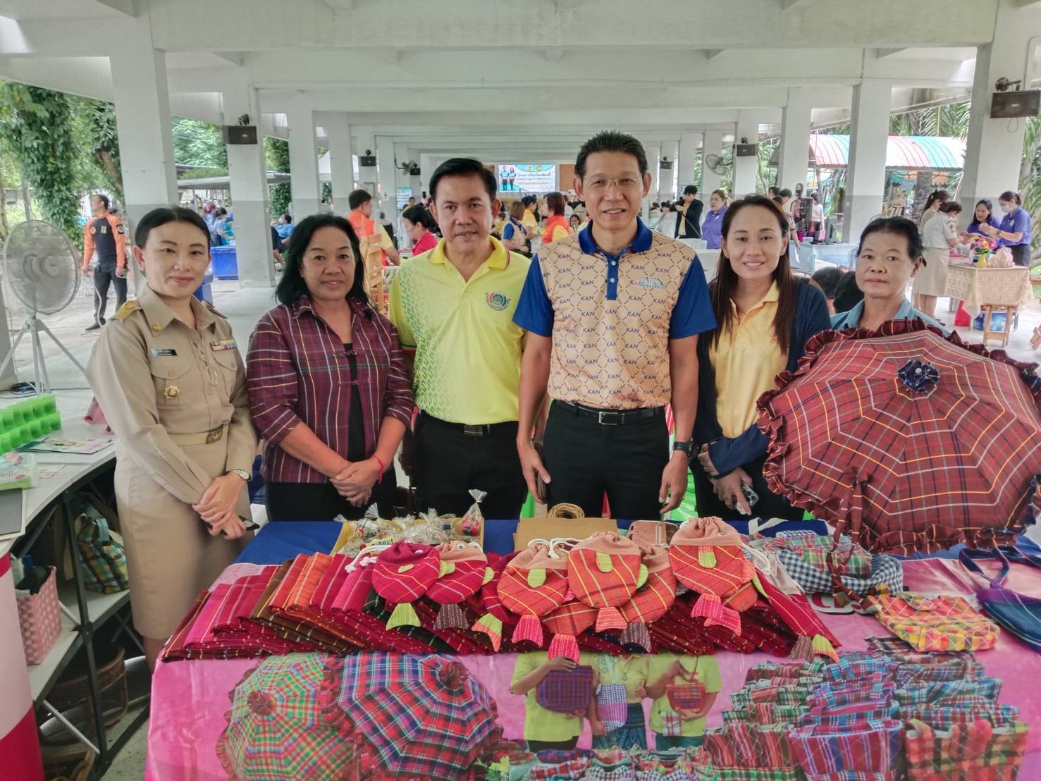 พช.กาญจนบุรี มอบทุนช่วยเหลือเด็กด้อยโอกาส 12 ราย ในโครงการจังหวัดเคลื่อนที่ “บำบัดทุกข์ บำรุงสุข สร้างรอยยิ้มให้ประชาชน” ครั้งที่ 6 ประจำปีงบประมาณ 2568 ในพื้นที่อำเภอบ่อพลอย พร้อมนำเครือข่ายพช.ร่วมออกร้านจำหน่ายสินค้า