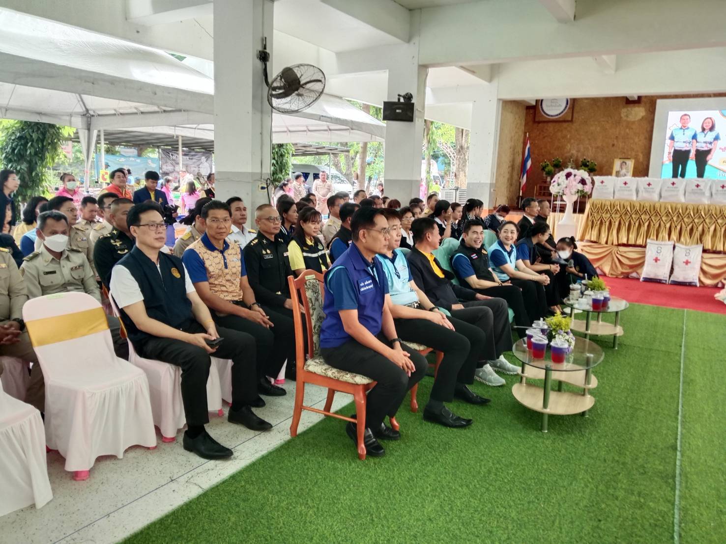 พช.กาญจนบุรี มอบทุนช่วยเหลือเด็กด้อยโอกาส 12 ราย ในโครงการจังหวัดเคลื่อนที่ “บำบัดทุกข์ บำรุงสุข สร้างรอยยิ้มให้ประชาชน” ครั้งที่ 6 ประจำปีงบประมาณ 2568 ในพื้นที่อำเภอบ่อพลอย พร้อมนำเครือข่ายพช.ร่วมออกร้านจำหน่ายสินค้า