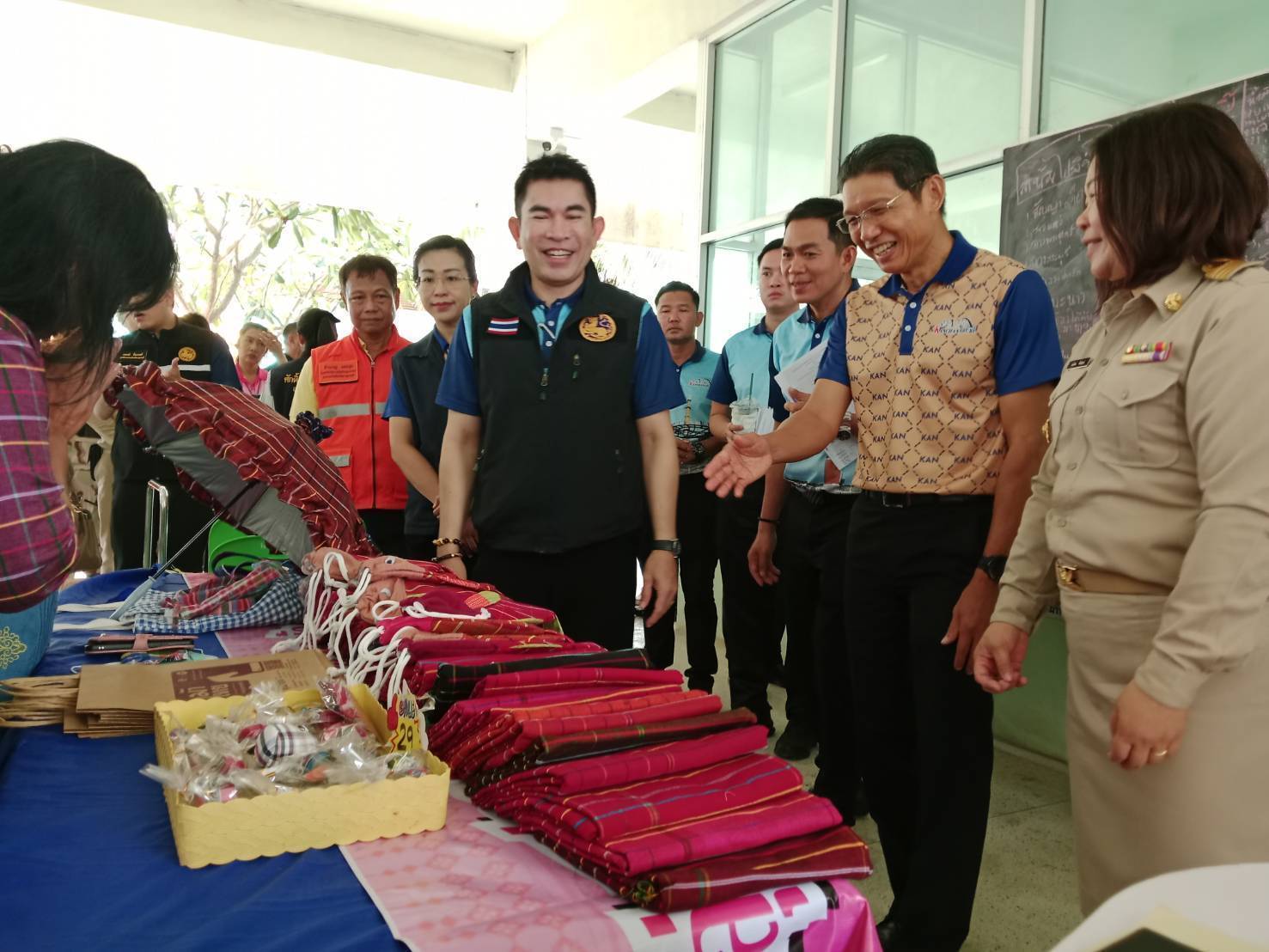 พช.กาญจนบุรี มอบทุนช่วยเหลือเด็กด้อยโอกาส 12 ราย ในโครงการจังหวัดเคลื่อนที่ “บำบัดทุกข์ บำรุงสุข สร้างรอยยิ้มให้ประชาชน” ครั้งที่ 6 ประจำปีงบประมาณ 2568 ในพื้นที่อำเภอบ่อพลอย พร้อมนำเครือข่ายพช.ร่วมออกร้านจำหน่ายสินค้า