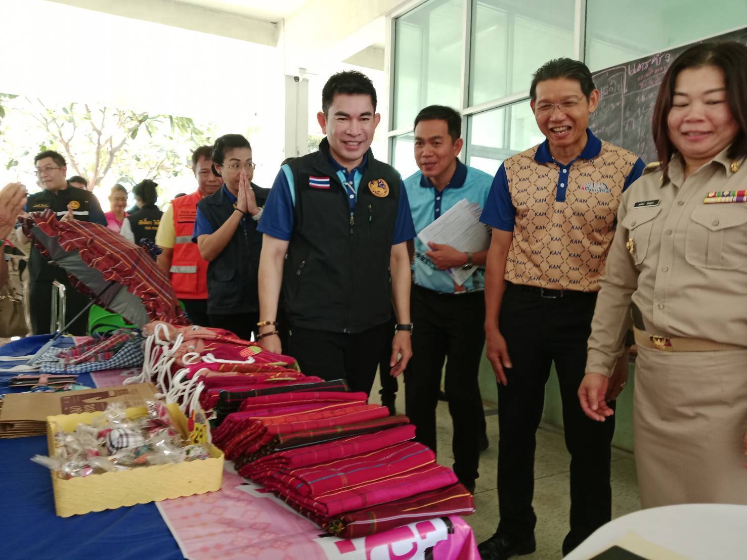 พช.กาญจนบุรี มอบทุนช่วยเหลือเด็กด้อยโอกาส 12 ราย ในโครงการจังหวัดเคลื่อนที่ “บำบัดทุกข์ บำรุงสุข สร้างรอยยิ้มให้ประชาชน” ครั้งที่ 6 ประจำปีงบประมาณ 2568 ในพื้นที่อำเภอบ่อพลอย พร้อมนำเครือข่ายพช.ร่วมออกร้านจำหน่ายสินค้า