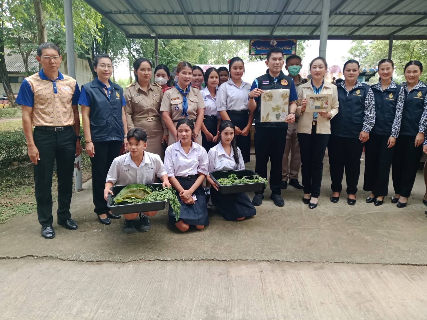 พช.กาญจนบุรี มอบทุนช่วยเหลือเด็กด้อยโอกาส 12 ราย ในโครงการจังหวัดเคลื่อนที่ “บำบัดทุกข์ บำรุงสุข สร้างรอยยิ้มให้ประชาชน” ครั้งที่ 6 ประจำปีงบประมาณ 2568 ในพื้นที่อำเภอบ่อพลอย พร้อมนำเครือข่ายพช.ร่วมออกร้านจำหน่ายสินค้า