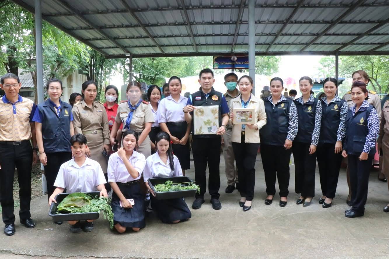 พช.กาญจนบุรี มอบทุนช่วยเหลือเด็กด้อยโอกาส 12 ราย ในโครงการจังหวัดเคลื่อนที่ “บำบัดทุกข์ บำรุงสุข สร้างรอยยิ้มให้ประชาชน” ครั้งที่ 6 ประจำปีงบประมาณ 2568 ในพื้นที่อำเภอบ่อพลอย พร้อมนำเครือข่ายพช.ร่วมออกร้านจำหน่ายสินค้า