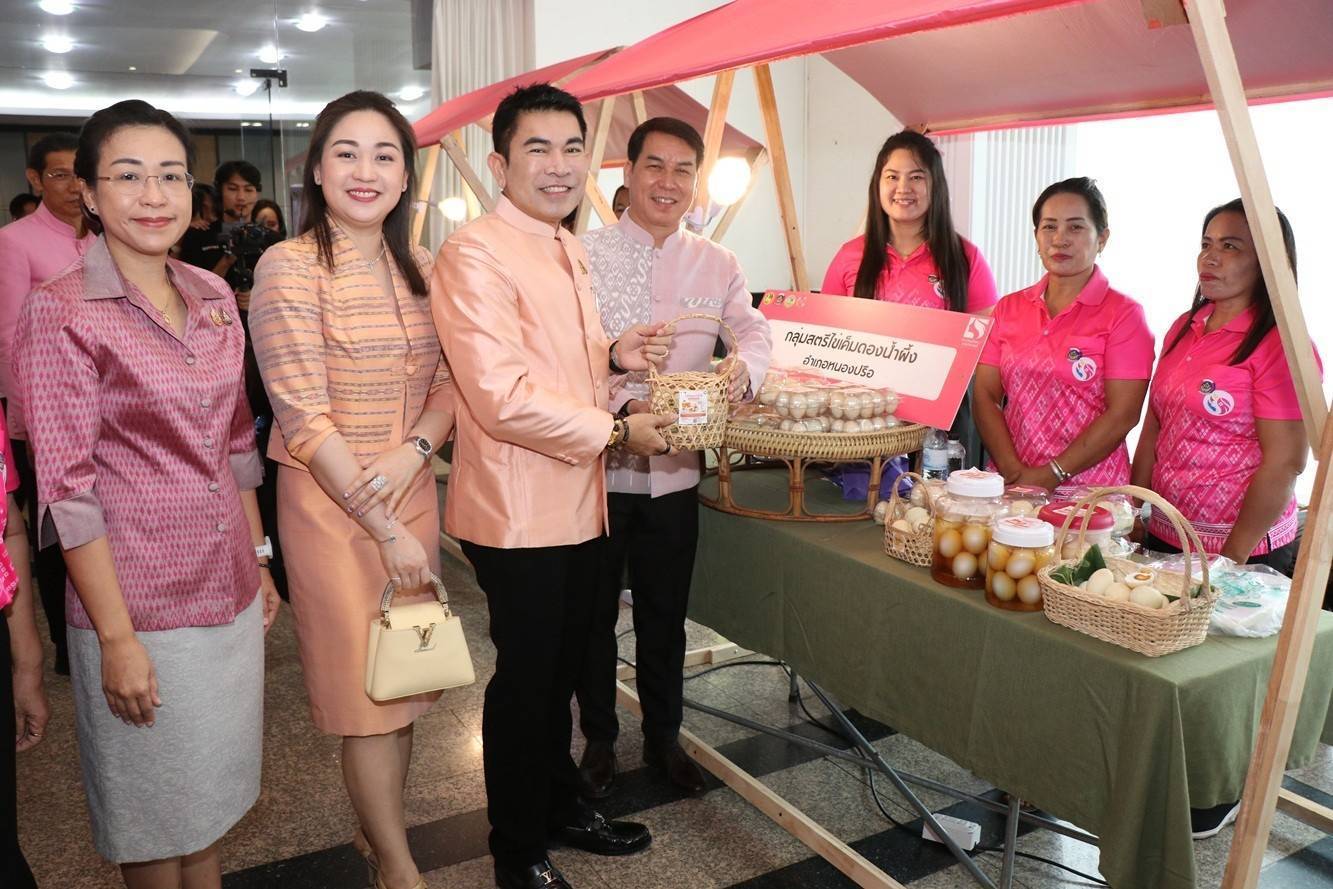 ผู้ว่าราชการจังหวัดกาญจนบุรี นำสตรีในจังหวัดกาญจนบุรี กว่า 1,000 คน เปิดโครงการ “พลังสตรี พัฒนากาญจน์” ผลักดันให้สตรีกาญจน์ สามัคคีรวมใจเป็นหนึ่งเดียว สู่ความเชื่อมั่น “พลังสตรี สร้างโอกาส สานเมืองกาญจน์ สู่เมืองแห่งความสุข”