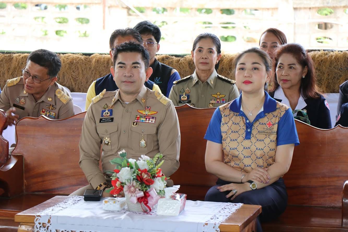 พช.กาญจนบุรี มอบทุนช่วยเหลือเด็กด้อยโอกาส ในโครงการจังหวัดเคลื่อนที่ “บำบัดทุกข์ บำรุงสุข สร้างรอยยิ้มให้ประชาชน” ครั้งที่ 7 ประจำปีงบประมาณ 2568 ในพื้นที่อำเภอด่านมะขามเตี้ย พร้อมนำเครือข่ายพช.ร่วมออกร้านจำหน่ายสินค้า