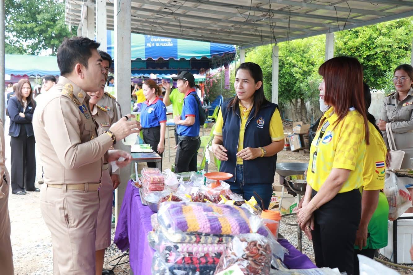 พช.กาญจนบุรี มอบทุนช่วยเหลือเด็กด้อยโอกาส ในโครงการจังหวัดเคลื่อนที่ “บำบัดทุกข์ บำรุงสุข สร้างรอยยิ้มให้ประชาชน” ครั้งที่ 7 ประจำปีงบประมาณ 2568 ในพื้นที่อำเภอด่านมะขามเตี้ย พร้อมนำเครือข่ายพช.ร่วมออกร้านจำหน่ายสินค้า