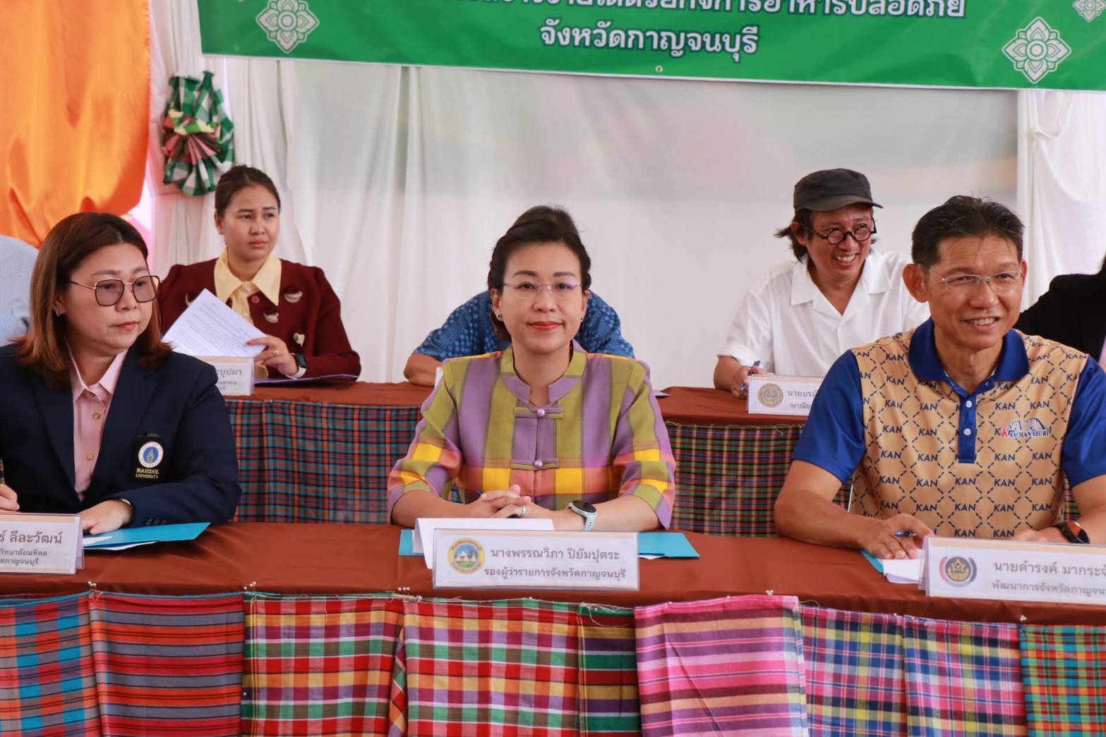 พช.กาญจนบุรี จัดกิจกรรมลงนามในบันทึกข้อตกลงความร่วมมือเพื่อส่งเสริมและสนับสนุนการพัฒนาเศรษฐกิจฐานรากด้วยภาคีเครือข่าย